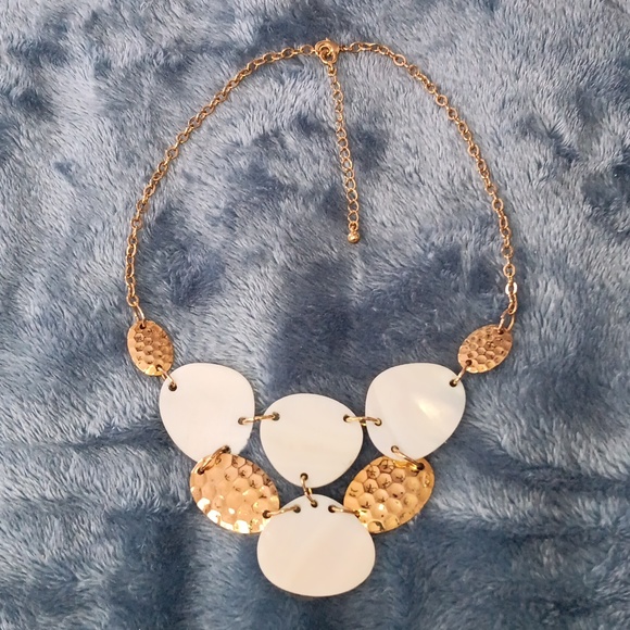 Avon mother of pearl and goldtone necklace - Picture 1 of 5